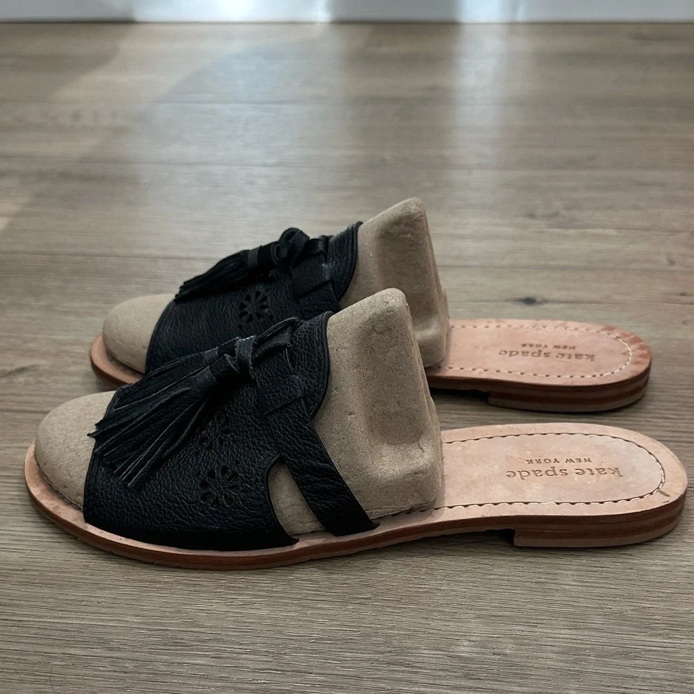 Kate Spade New York Claire black leather flat slide sandals tassel mule 8.5 EUC